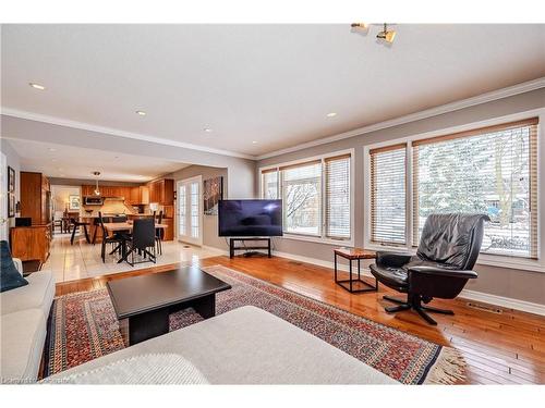 586 Guildwood Place, Waterloo, ON - Indoor Photo Showing Living Room