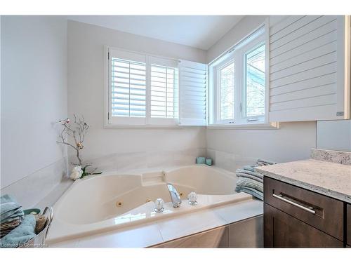 586 Guildwood Place, Waterloo, ON - Indoor Photo Showing Bathroom