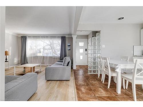 22 East 39Th Street, Hamilton, ON - Indoor Photo Showing Living Room