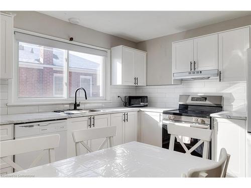 22 East 39Th Street, Hamilton, ON - Indoor Photo Showing Kitchen