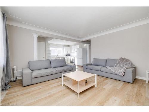 22 East 39Th Street, Hamilton, ON - Indoor Photo Showing Living Room