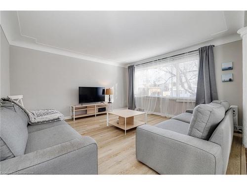 22 East 39Th Street, Hamilton, ON - Indoor Photo Showing Living Room