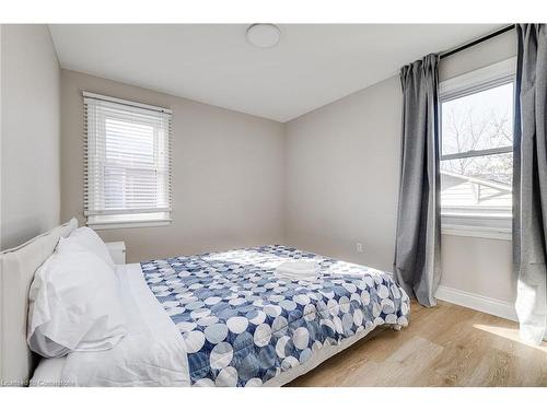 22 East 39Th Street, Hamilton, ON - Indoor Photo Showing Bedroom