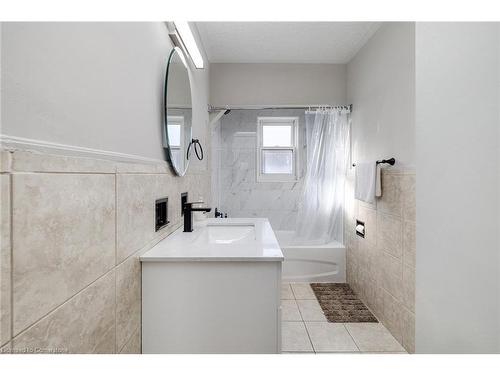 22 East 39Th Street, Hamilton, ON - Indoor Photo Showing Bathroom