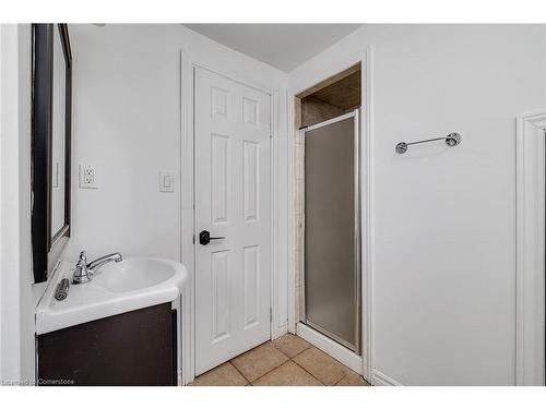 22 East 39Th Street, Hamilton, ON - Indoor Photo Showing Bathroom