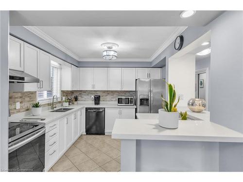 40 Sofron Drive, Cambridge, ON - Indoor Photo Showing Kitchen With Double Sink With Upgraded Kitchen