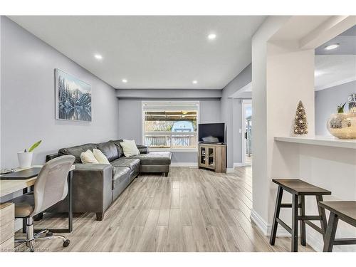 40 Sofron Drive, Cambridge, ON - Indoor Photo Showing Living Room