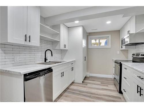 B-38 Lorraine Drive, Cambridge, ON - Indoor Photo Showing Kitchen With Upgraded Kitchen