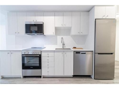 404-5 Wellington Street S, Kitchener, ON - Indoor Photo Showing Kitchen