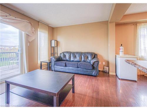 1389 Countrystone Drive, Kitchener, ON - Indoor Photo Showing Living Room