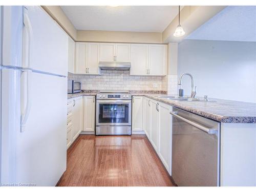 1389 Countrystone Drive, Kitchener, ON - Indoor Photo Showing Kitchen