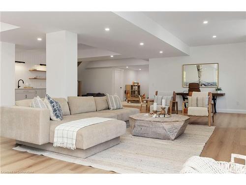 14 St Georges Court, Huntsville, ON - Indoor Photo Showing Living Room