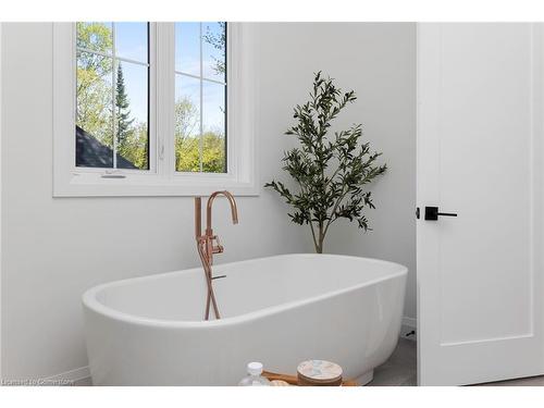 14 St Georges Court, Huntsville, ON - Indoor Photo Showing Bathroom