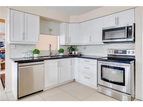 392 Fischer Hallman Road, Kitchener, ON - Indoor Photo Showing Kitchen