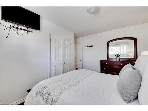 392 Fischer Hallman Road, Kitchener, ON - Indoor Photo Showing Bedroom