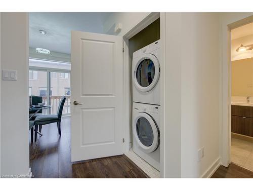 240 Wheat Boom Drive, Oakville, ON - Indoor Photo Showing Laundry Room