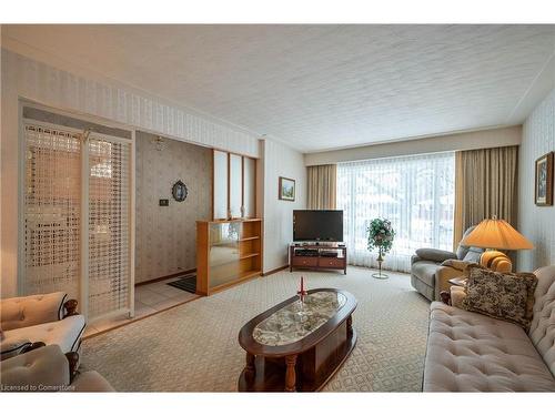 127 Lorraine Avenue N, Kitchener, ON - Indoor Photo Showing Living Room