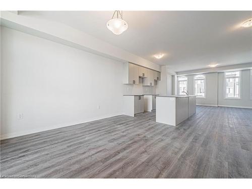 4-155 Equestrian Way, Cambridge, ON - Indoor Photo Showing Kitchen