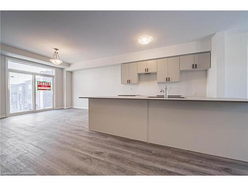 4-155 Equestrian Way, Cambridge, ON - Indoor Photo Showing Kitchen