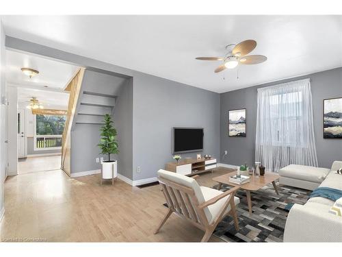 858 Wright Street, Welland, ON - Indoor Photo Showing Living Room