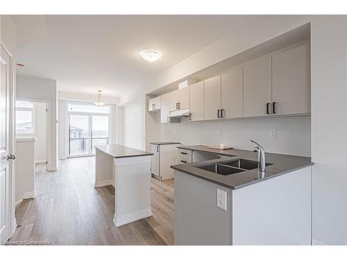 34-155 Equestrian Way, Cambridge, ON - Indoor Photo Showing Kitchen With Double Sink