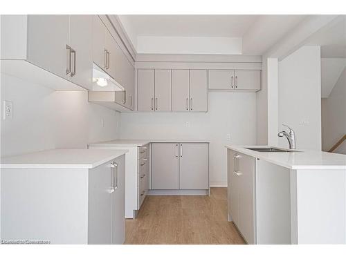 60-155 Equestrian Way, Cambridge, ON - Indoor Photo Showing Kitchen