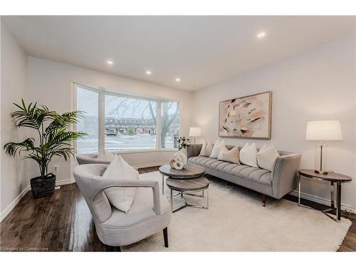 143 Blackhorne Drive, Kitchener, ON - Indoor Photo Showing Living Room