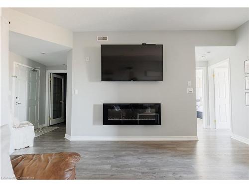 407-308 Watson Parkway N, Guelph, ON - Indoor Photo Showing Living Room