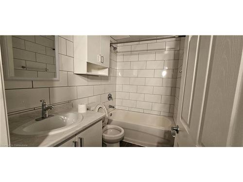 4-89 Beck Street, Cambridge, ON - Indoor Photo Showing Bathroom