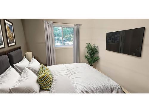 4-89 Beck Street, Cambridge, ON - Indoor Photo Showing Bedroom