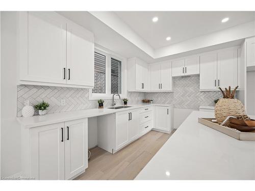 11 Ontario Street, Cambridge, ON - Indoor Photo Showing Kitchen With Upgraded Kitchen