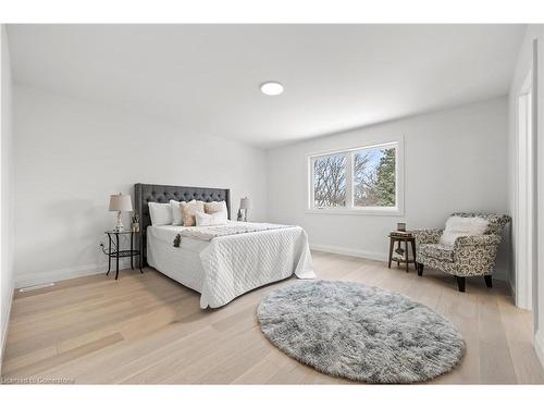 11 Ontario Street, Cambridge, ON - Indoor Photo Showing Bedroom