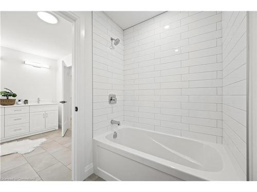 11 Ontario Street, Cambridge, ON - Indoor Photo Showing Bathroom