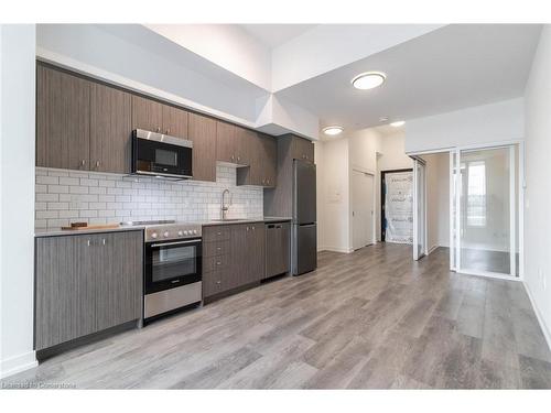 204-5 Wellington Street, Kitchener, ON - Indoor Photo Showing Kitchen