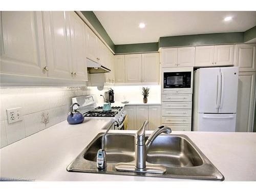 13-85 Beasley Crescent, Cambridge, ON - Indoor Photo Showing Kitchen With Double Sink