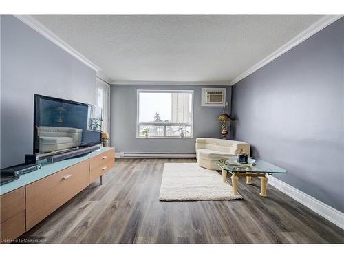 606-64 Benton Street, Kitchener, ON - Indoor Photo Showing Living Room