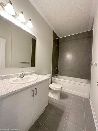 12-25 Isherwood Avenue, Cambridge, ON - Indoor Photo Showing Bathroom