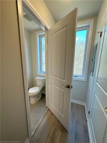 12-25 Isherwood Avenue, Cambridge, ON - Indoor Photo Showing Bathroom