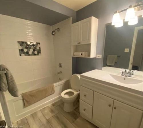 1/2-46 Palace Street, Brantford, ON - Indoor Photo Showing Bathroom