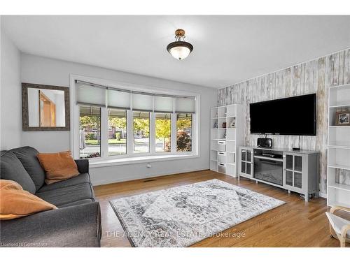 260 Tweedsmuir Avenue, London, ON - Indoor Photo Showing Living Room