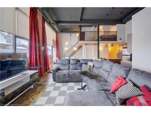 112-85 Spruce Street, Cambridge, ON - Indoor Photo Showing Living Room