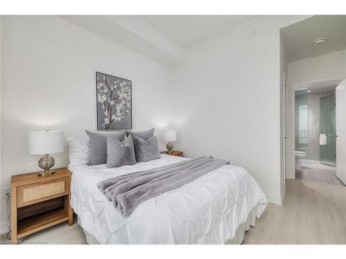 5806-3883 Quartz Road, Mississauga, ON - Indoor Photo Showing Bedroom