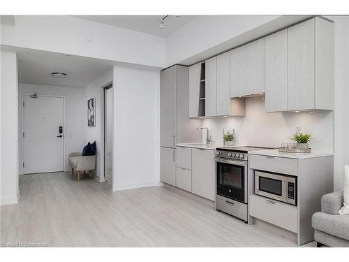 5806-3883 Quartz Road, Mississauga, ON - Indoor Photo Showing Kitchen