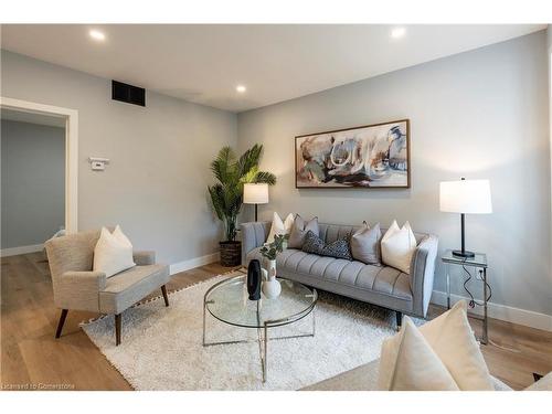 105 Lancaster Street W, Kitchener, ON - Indoor Photo Showing Living Room