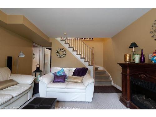 399 Glendale Avenue, St. Catharines, ON - Indoor Photo Showing Living Room