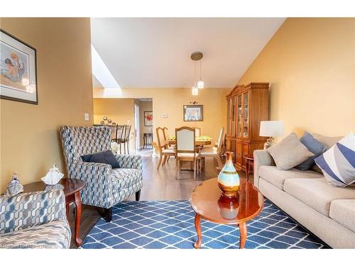 399 Glendale Avenue, St. Catharines, ON - Indoor Photo Showing Living Room