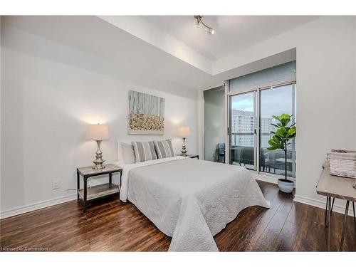 1510-3504 Hurontario Street, Mississauga, ON - Indoor Photo Showing Bedroom