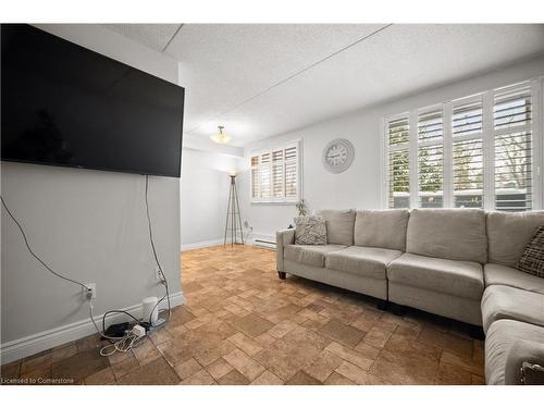 266-40 Tannery Street E, Cambridge, ON - Indoor Photo Showing Living Room