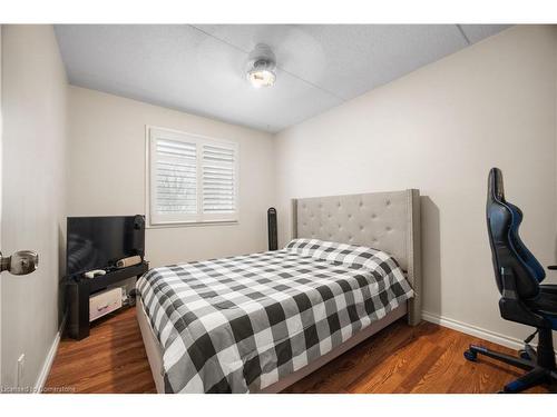 266-40 Tannery Street E, Cambridge, ON - Indoor Photo Showing Bedroom