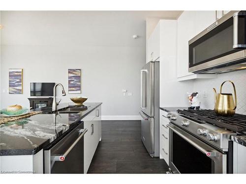 8-60 Charles Street W, Kitchener, ON - Indoor Photo Showing Kitchen With Upgraded Kitchen